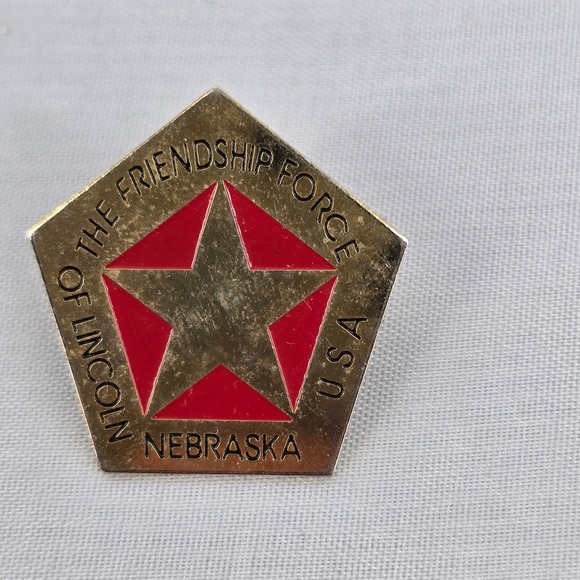 Unbranded Jewelry - Vintage Friendship Force of Lincoln Nebraska USA Red Star Pentagon Lapel Pin